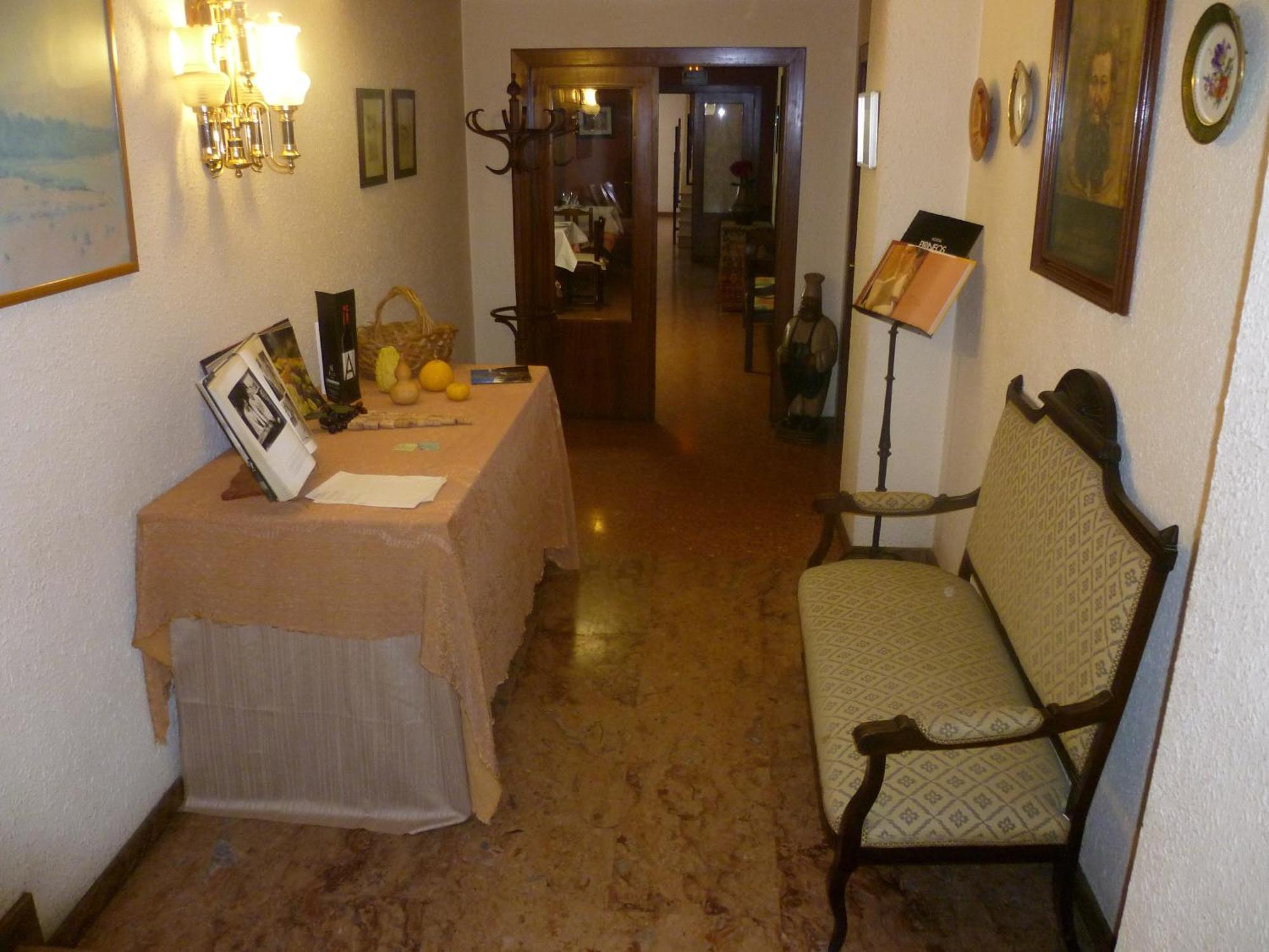 Hostal Pirineos Barbastro Exterior photo